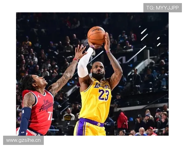 詹姆斯展现速度优势，助力湖人逐渐恢复竞争力