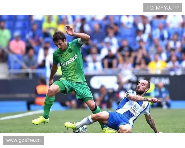 足球联赛冠军宝座激烈竞争，顶尖球队状态持续提升分析