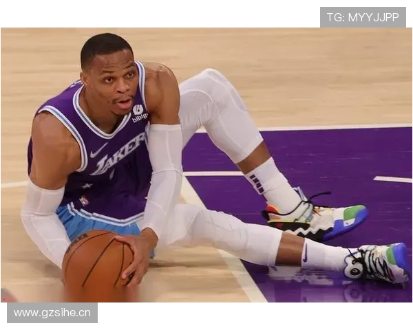 拉塞尔·威斯布鲁克突破拉开内线防守，提升关键时刻得分效率